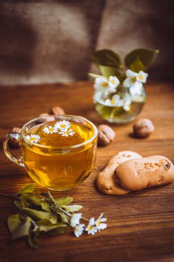 çay Çerezler ve masanın üzerine fındık