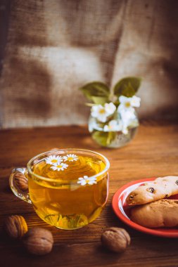 çay Çerezler ve masanın üzerine fındık