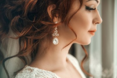 Pencereden bir gelin portresi