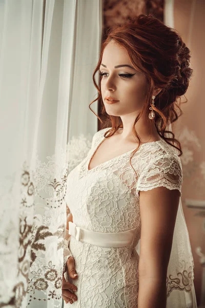 Ritratto di una sposa alla finestra — Foto Stock
