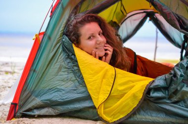 Sahilde çadırda yatan kız