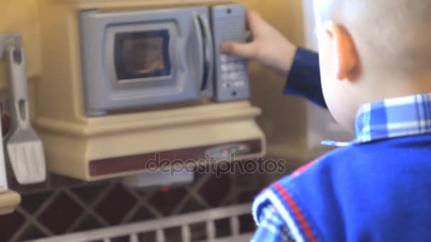 こどもキッチンで遊ぶ少年 — ストック動画