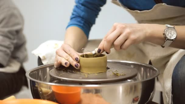 Kil ile potter'ın üzerinde whee çalışma — Stok video