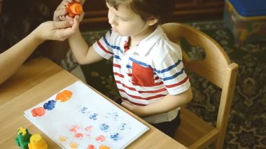 Küçük çocuk boyalar çizer