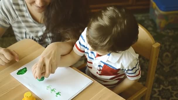 Мальчик рисует краски. — стоковое видео