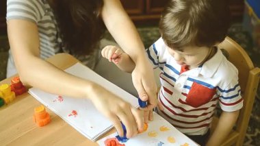 Küçük çocuk boyalar çizer