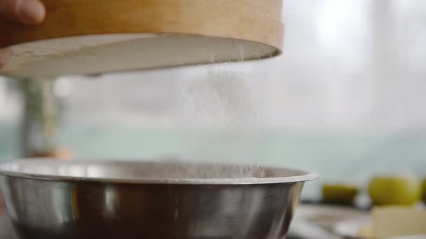 Чоловік готує тісто — стокове відео