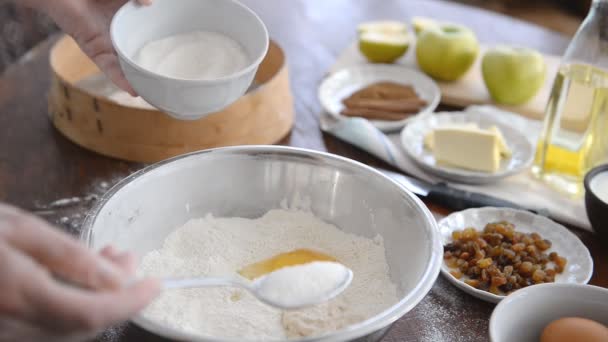 El hombre está cocinando masa — Vídeo de stock