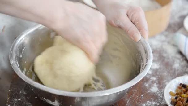 El hombre está cocinando masa — Vídeos de Stock