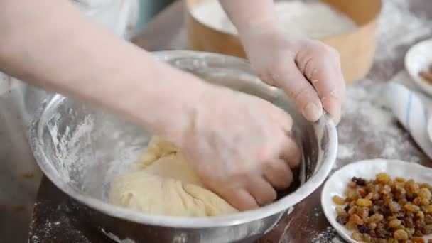 El hombre está cocinando masa — Vídeo de stock