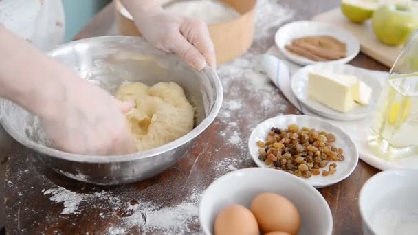 El hombre está cocinando masa — Vídeo de stock