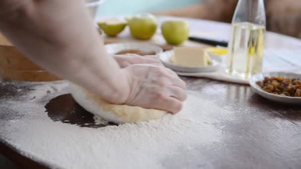 El hombre está cocinando masa — Vídeos de Stock