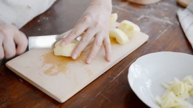 Şef elma tahtada keser.