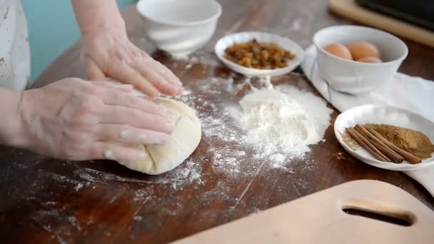 男人烹饪面团 — 图库视频影像