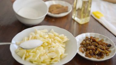 Elma için meyveli turta doldurma hazırlanması