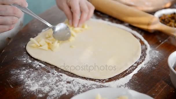 Zubereitung der Apfelfüllung für den Strudel — Stockvideo