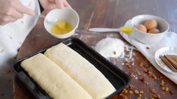 Strudel på en plåt innan bakning — Stockvideo