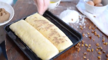 Pişirme önce bir fırın tepsisine strudels
