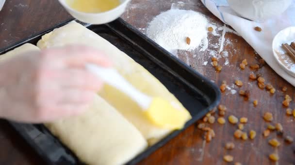 Штрудели на хлебопекарном листе перед выпечкой — стоковое видео