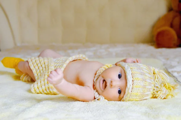 Baby is liggend op het bed — Stockfoto