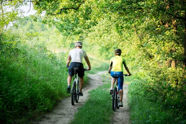 Erkek ve kadın Bisiklet vardır.