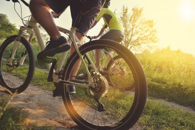 Erkek ve kadın alanında bisiklet sürme