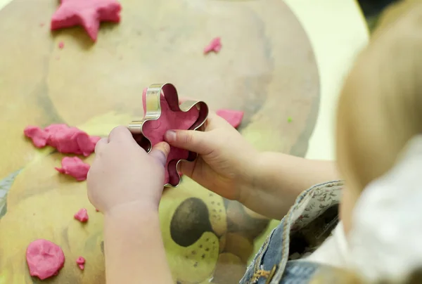 Un niño pequeño moldea de plastilina — Foto de Stock