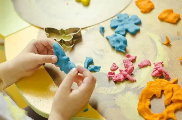 Un niño pequeño moldea de plastilina — Foto de Stock