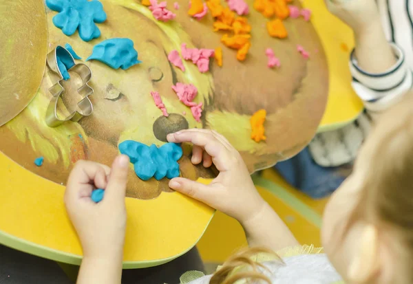 Un niño pequeño moldea de plastilina — Foto de Stock