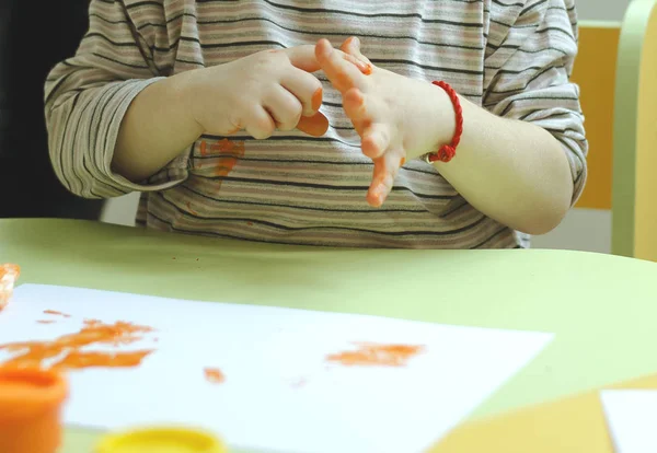 Pinturas para niños pequeños en la mano — Foto de Stock