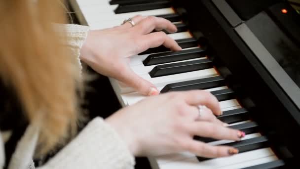 The musician plays the synthesizer — Stock Video