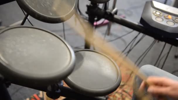 De muzikant speelt op elektrische drums. — Stockvideo