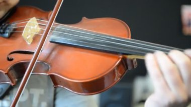 Müzisyen keman çalar.