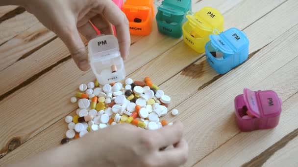 Piller arrangör tablett — Stockvideo