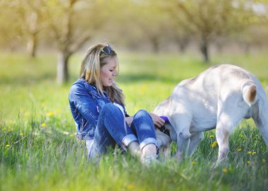 Sarışın çimlerde labrador ile oynuyor