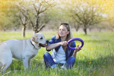 Kız da Labrador atar