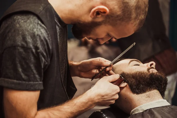 Berberler sakal bir hipster keser