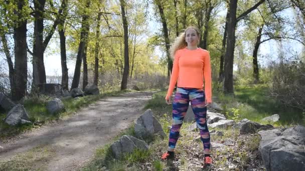 Fille athlète fait échauffement, réchauffe les muscles . — Video