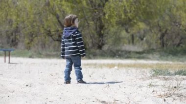 Sabun köpüğü kumsalda oynarken anne çocuk