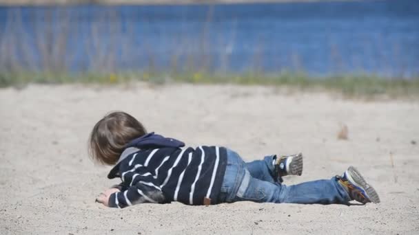 Enfant avec maman jouant des bulles de savon sur la plage — Video