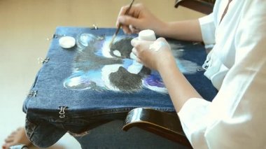 Kadın kumaşa resim çiziyor..