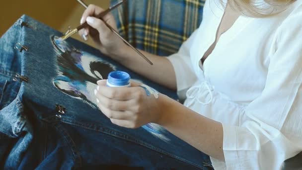 La mujer dibuja pinturas en la tela. — Vídeo de stock