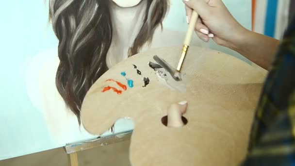 Dziewczyna artysta maluje obraz — Wideo stockowe