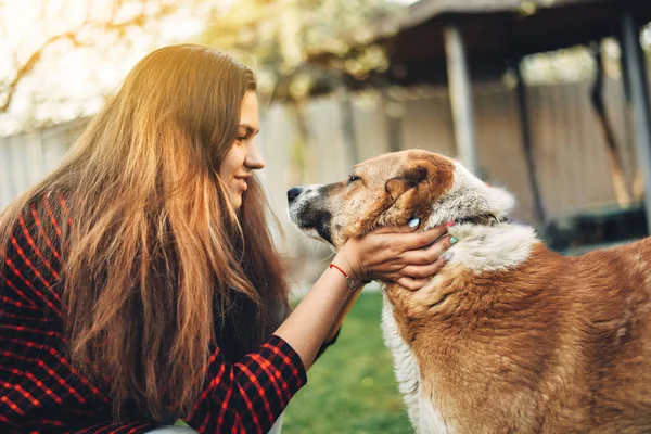 köpeğiyle oynayan kız