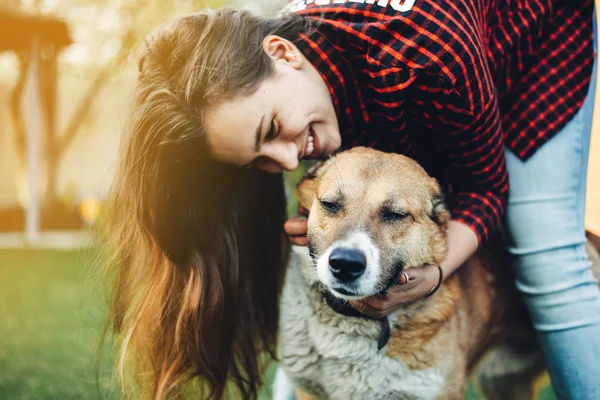 Flicka som leker med sin hund — Stockfoto