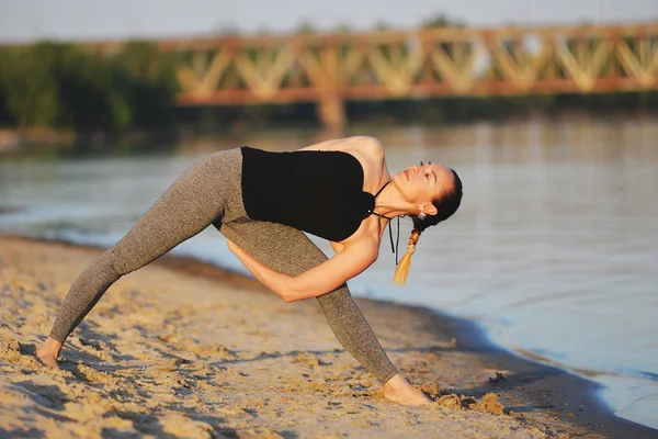 Kız sahilde asanas yapıyor