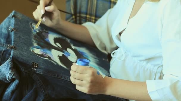 La mujer dibuja pinturas en la tela. — Vídeo de stock