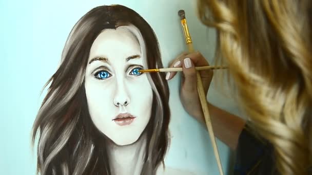 Chica artista pinta un cuadro — Vídeo de stock