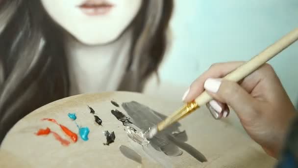 Girl artist paints a picture — Stock Video