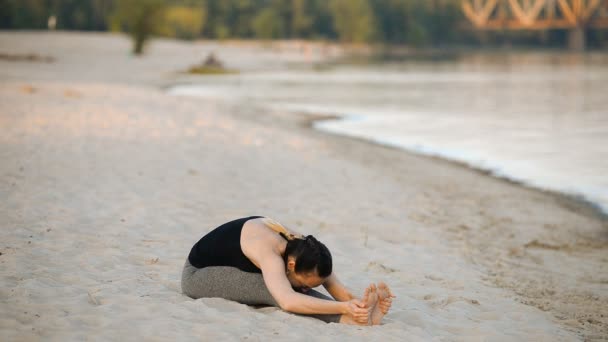 Κορίτσι κάνει asanas στην παραλία — Αρχείο Βίντεο